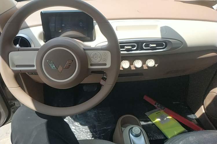 Used Wuling Hongguang MINIEV 2025 Four-Door Version Advanced Edition Center Console