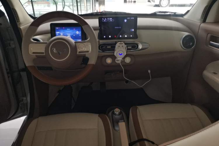 Used Wuling Hongguang MINIEV 2025 Four-Door Version Advanced Edition Center Console
