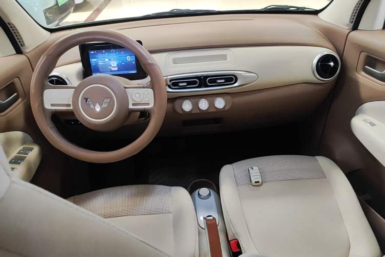 Used Wuling Hongguang MINIEV 2025 Four-Door Version Advanced Edition Center Console