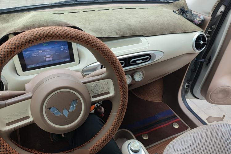 Used Wuling Hongguang MINIEV 2025 Four-Door Version Advanced Edition Center Console