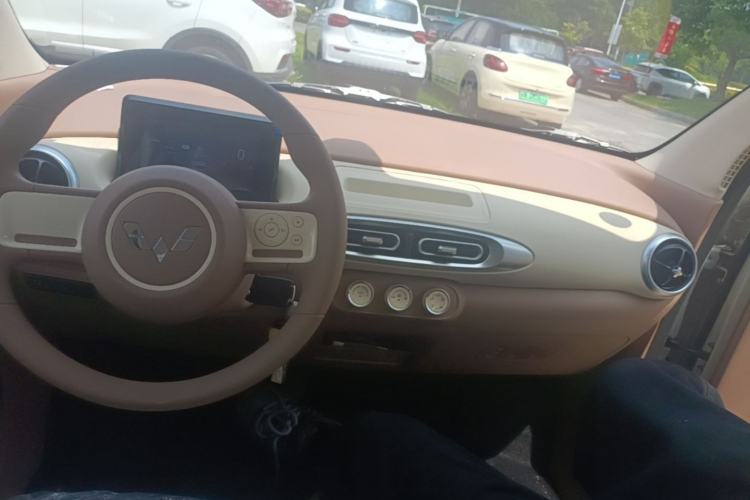 Used Wuling Hongguang MINIEV 2025 Four-Door Version Advanced Edition Center Console