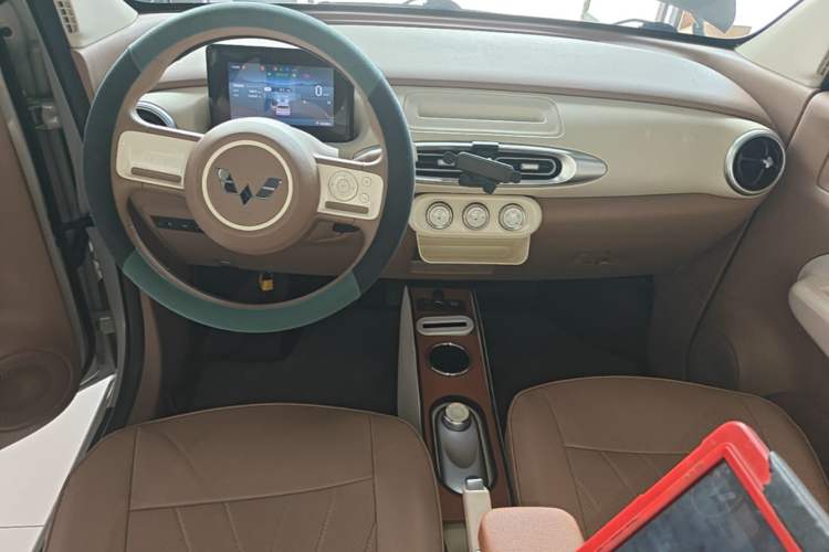 Used Wuling Hongguang MINIEV 2025 Four-Door Version Advanced Edition Center Console