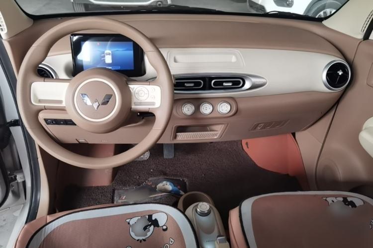 Used Wuling Hongguang MINIEV 2025 Four-Door Version Advanced Edition Center Console