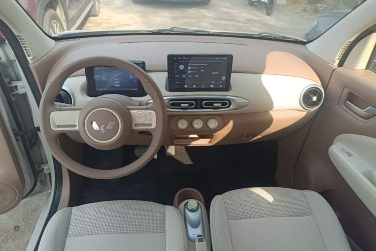 Used Wuling Hongguang MINIEV 2025 Four-Door Version Advanced Edition Center Console