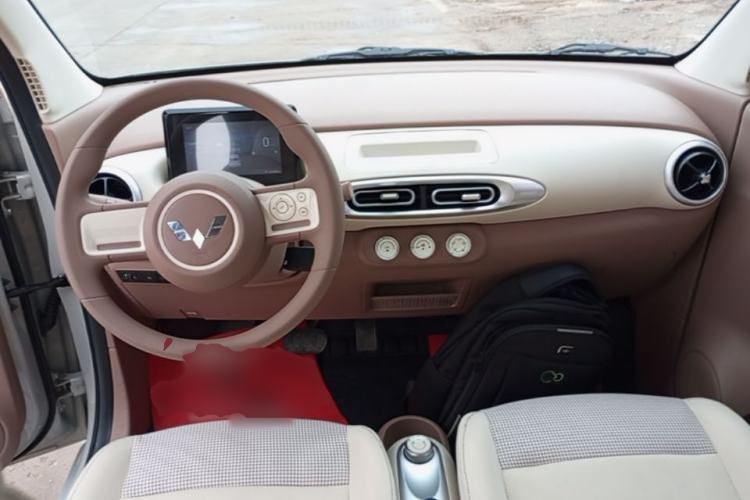 Used Wuling Hongguang MINIEV 2025 Four-Door Version Advanced Edition Center Console