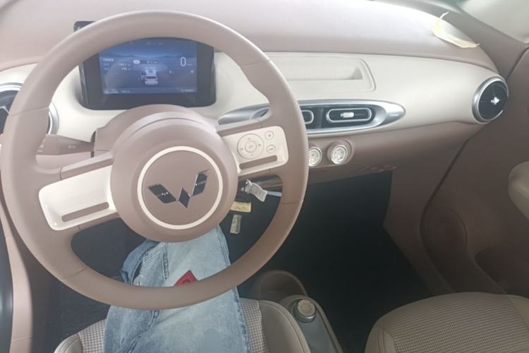 Used Wuling Hongguang MINIEV 2025 Four-Door Version Advanced Edition Center Console