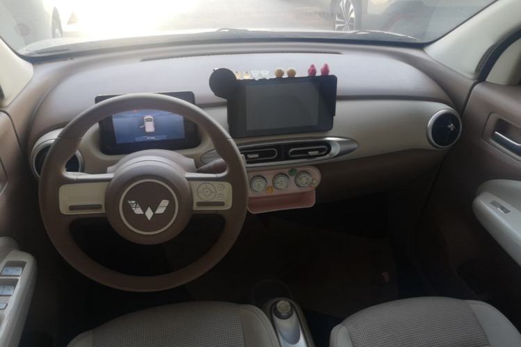 Used Wuling Hongguang MINIEV 2025 Four-Door Version Zhenxiang+ Edition Center Console