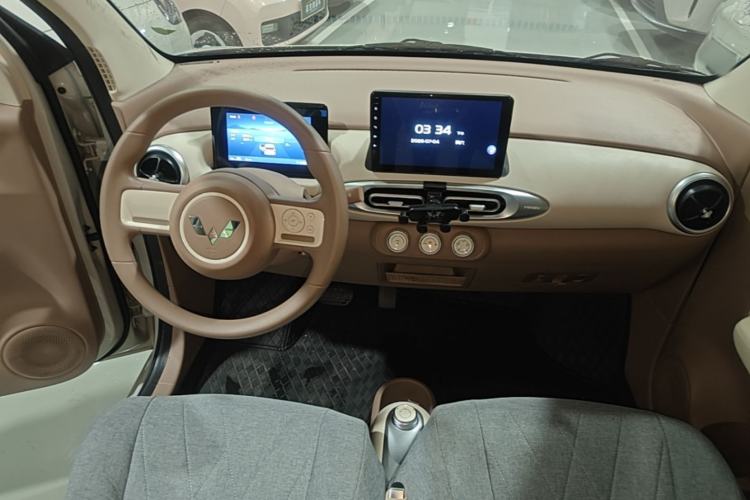 Used Wuling Hongguang MINIEV 2025 Four-Door Version Advanced Edition Center Console