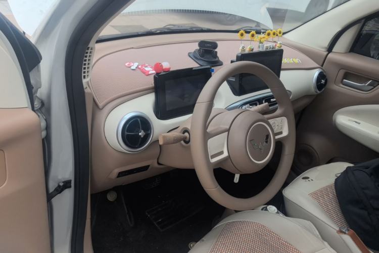 Used Wuling Hongguang MINIEV 2025 Four-Door Version Advanced Edition Center Console