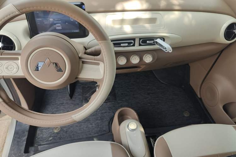 Used Wuling Hongguang MINIEV 2025 Four-Door Version Advanced Edition Center Console