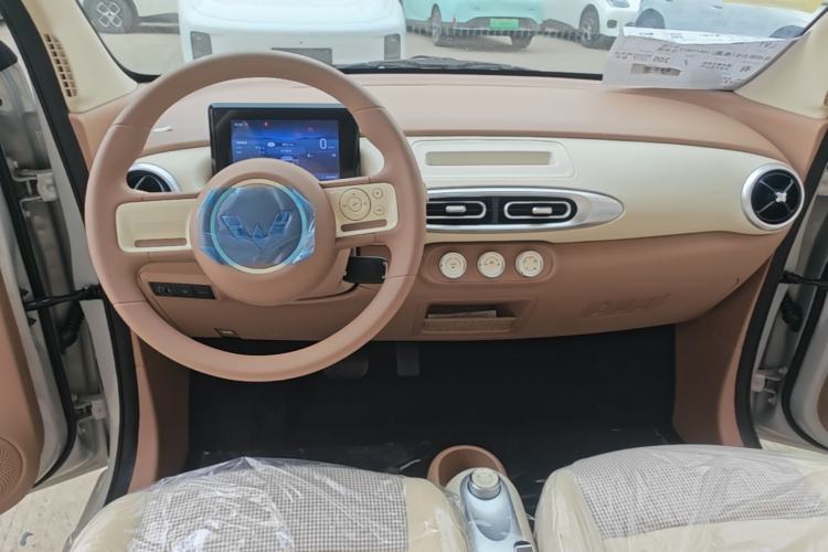 Used Wuling Hongguang MINIEV 2025 Four-Door Version Advanced Edition Center Console