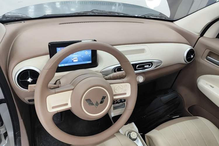 Used Wuling Hongguang MINIEV 2025 Four-Door Version Advanced Edition Center Console