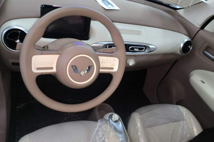 Used Wuling Hongguang MINIEV 2025 Four-Door Version Advanced Edition Center Console