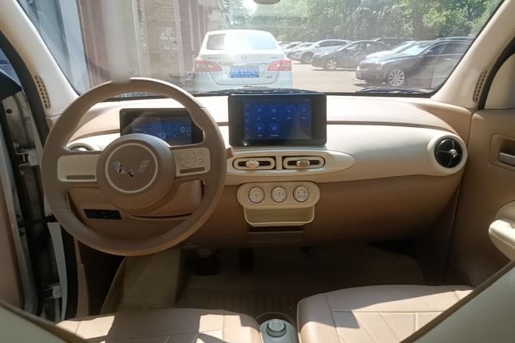 Used Wuling Hongguang MINIEV 2025 Four-Door Version Zhenxiang+ Edition Center Console