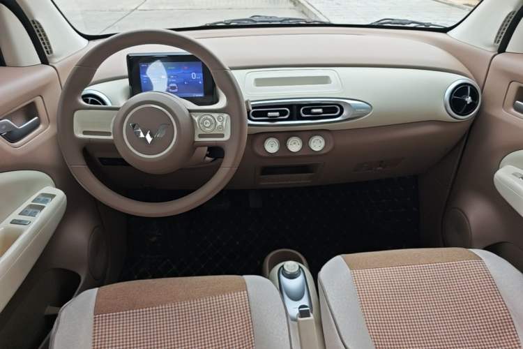 Used Wuling Hongguang MINIEV 2025 Four-Door Version Advanced Edition Center Console