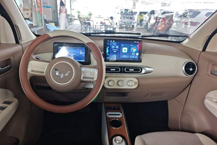Used Wuling Hongguang MINIEV 2025 Four-Door Version Advanced Edition Center Console