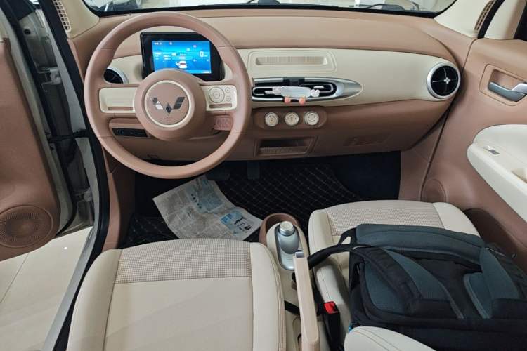 Used Wuling Hongguang MINIEV 2025 Four-Door Version Advanced Edition Center Console