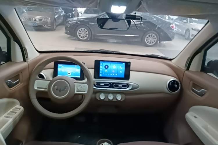 Used Wuling Hongguang MINIEV 2025 Four-Door Version Zhenxiang+ Edition Center Console