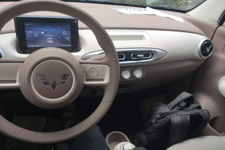 Used Wuling Hongguang MINIEV 2025 Four-Door Version Advanced Edition Center Console