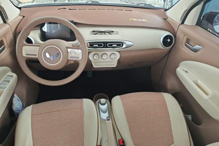 Used Wuling Hongguang MINIEV 2025 Four-Door Version Advanced Edition Center Console