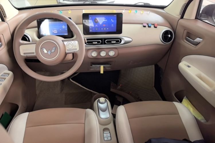 Used Wuling Hongguang MINIEV 2025 Four-Door Version Zhenxiang+ Edition Center Console