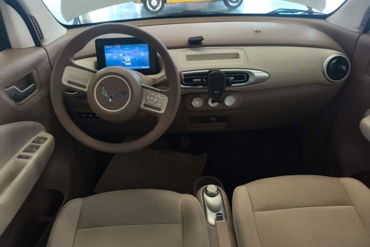 Used Wuling Hongguang MINIEV 2025 Four-Door Version Advanced Edition Center Console