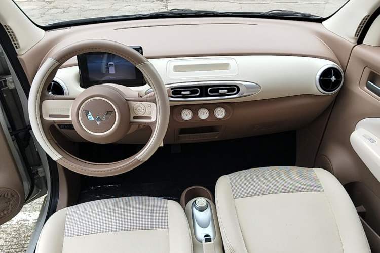 Used Wuling Hongguang MINIEV 2025 Four-Door Version Premium Edition Center Console