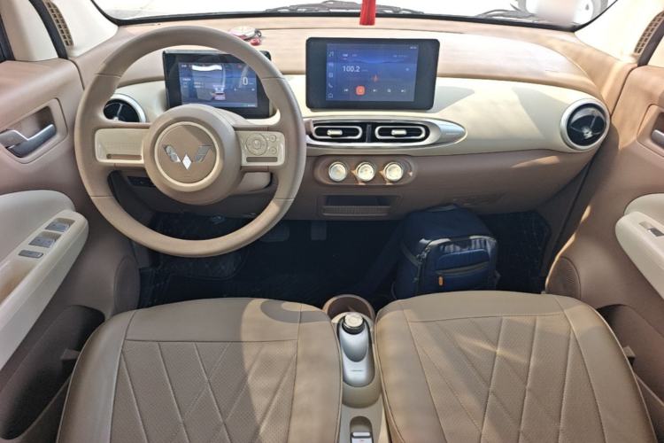 Used Wuling Hongguang MINIEV 2025 Four-Door Version Zhenxiang+ Edition Center Console