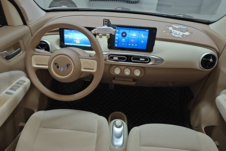Used Wuling Hongguang MINIEV 2025 Four-Door Version Zhenxiang+ Edition Center Console