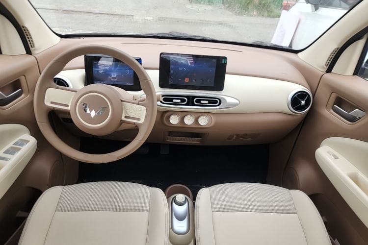 Used Wuling Hongguang MINIEV 2025 Four-Door Version Zhenxiang+ Edition Center Console