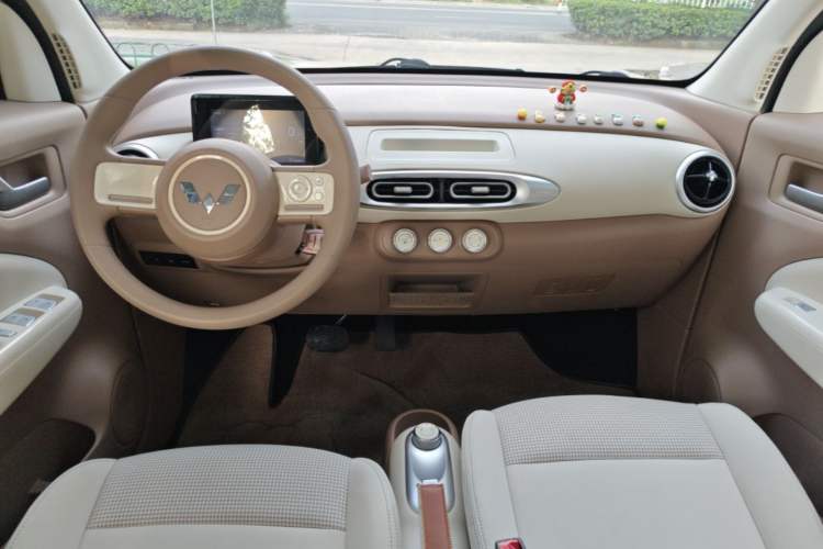 Used Wuling Hongguang MINIEV 2025 Four-Door Version Advanced Edition Center Console