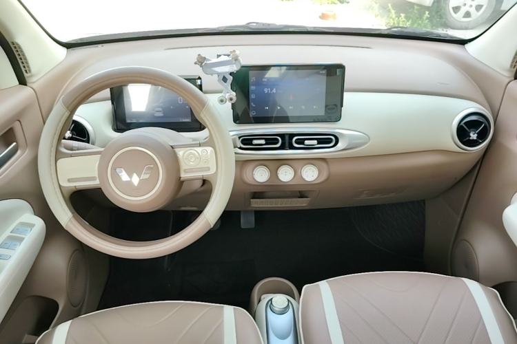 Used Wuling Hongguang MINIEV 2025 Four-Door Version Zhenxiang+ Edition Center Console