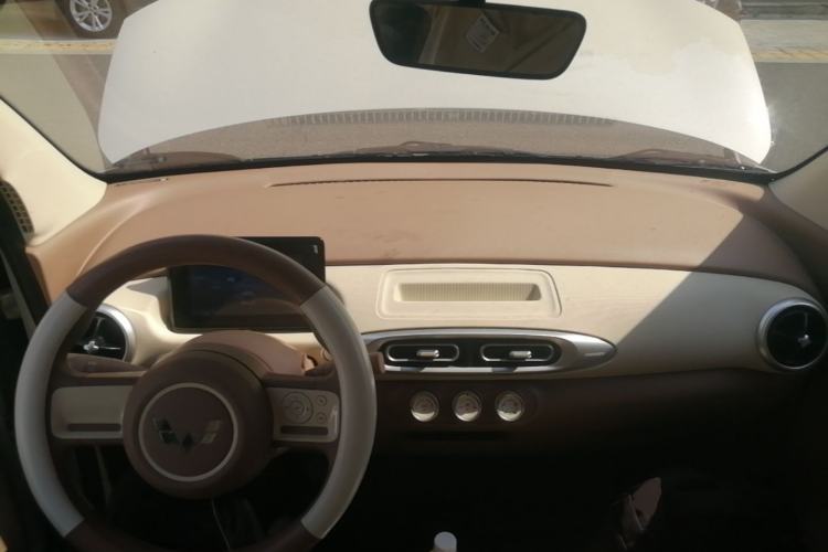Used Wuling Hongguang MINIEV 2025 Four-Door Version Advanced Edition Center Console