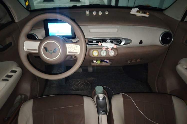 Used Wuling Hongguang MINIEV 2025 Four-Door Version Advanced Edition Center Console