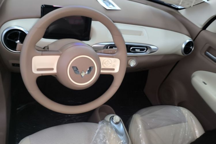 Used Wuling Hongguang MINIEV 2025 Four-Door Version Advanced Edition Center Console