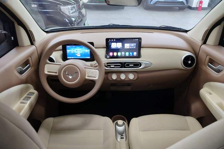 Used Wuling Hongguang MINIEV 2025 Four-Door Version Advanced Edition Center Console