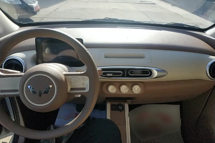 Used Wuling Hongguang MINIEV 2025 Four-Door Version Advanced Edition Center Console