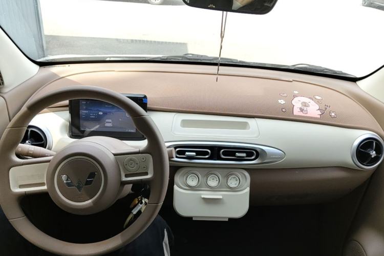 Used Wuling Hongguang MINIEV 2025 Four-Door Version Advanced Edition Center Console