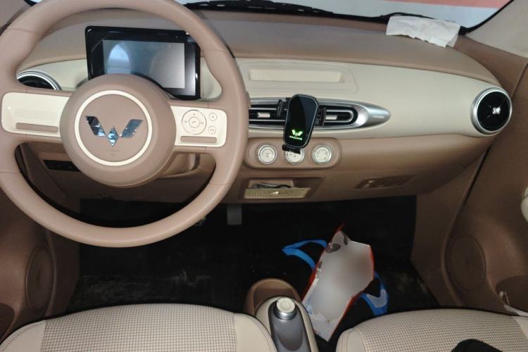 Used Wuling Hongguang MINIEV 2025 Four-Door Version Advanced Edition Center Console
