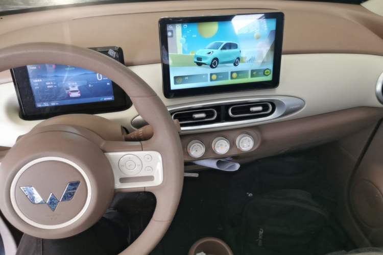 Used Wuling Hongguang MINIEV 2025 Four-Door Version Advanced Edition Center Console