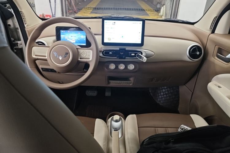 Used Wuling Hongguang MINIEV 2025 Four-Door Version Advanced Edition Center Console