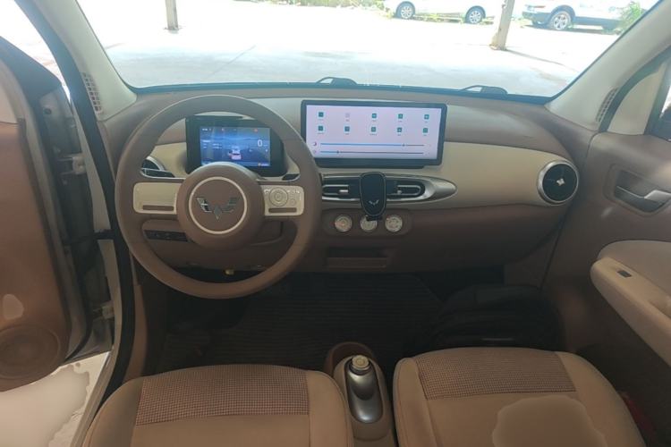 Used Wuling Hongguang MINIEV 2025 Four-Door Version Zhenxiang+ Edition Center Console