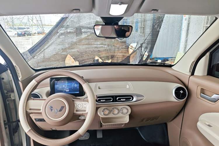 Used Wuling Hongguang MINIEV 2025 Four-Door Version Advanced Edition Center Console