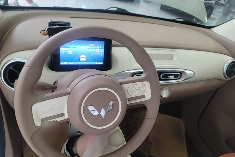 Used Wuling Hongguang MINIEV 2025 Four-Door Version Advanced Edition Center Console