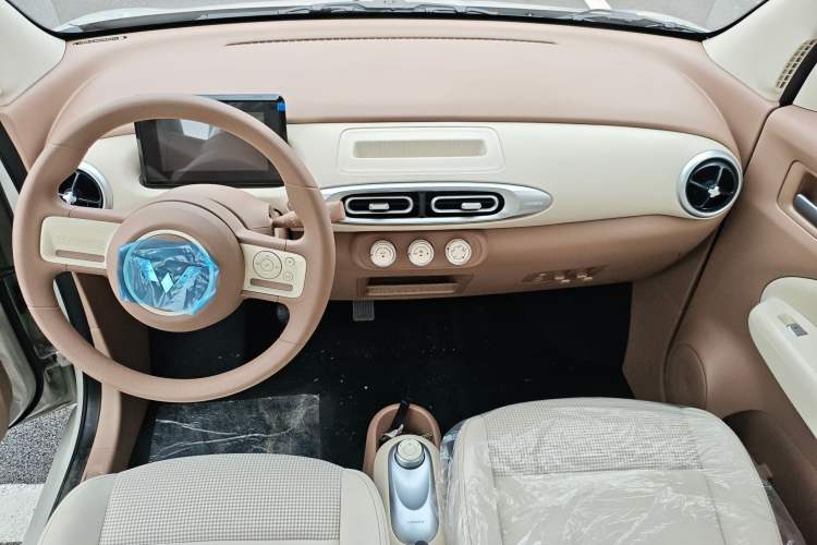 Used Wuling Hongguang MINIEV 2025 Four-Door Version Advanced Edition Center Console