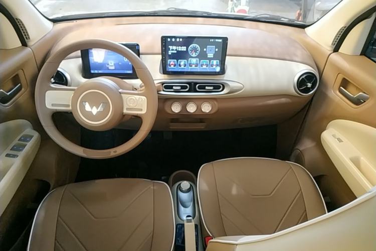 Used Wuling Hongguang MINIEV 2025 Four-Door Version Advanced Edition Center Console