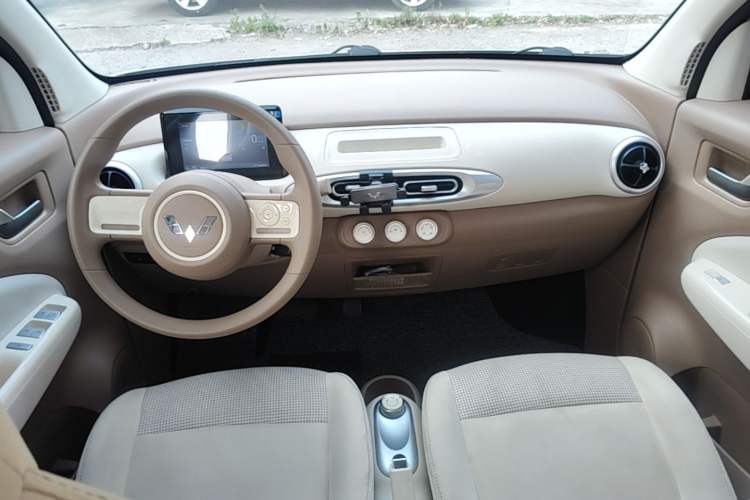 Used Wuling Hongguang MINIEV 2025 Four-Door Version Advanced Edition Center Console