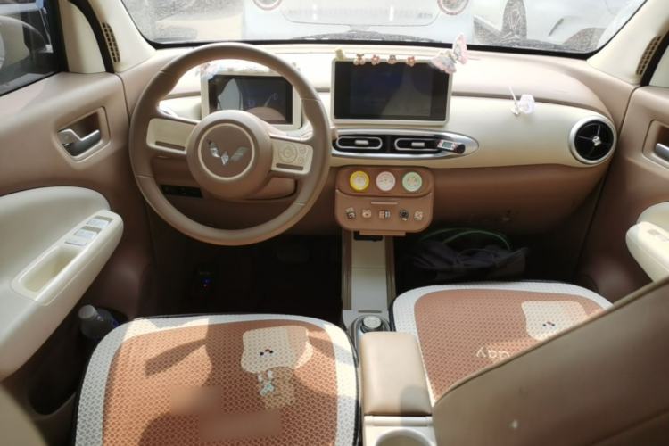 Used Wuling Hongguang MINIEV 2025 Four-Door Version Zhenxiang+ Edition Center Console