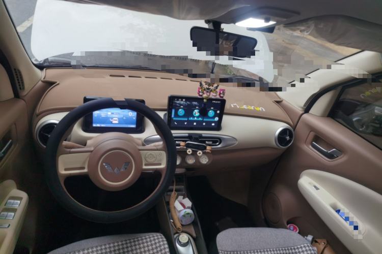 Used Wuling Hongguang MINIEV 2025 Four-Door Version Advanced Edition Center Console