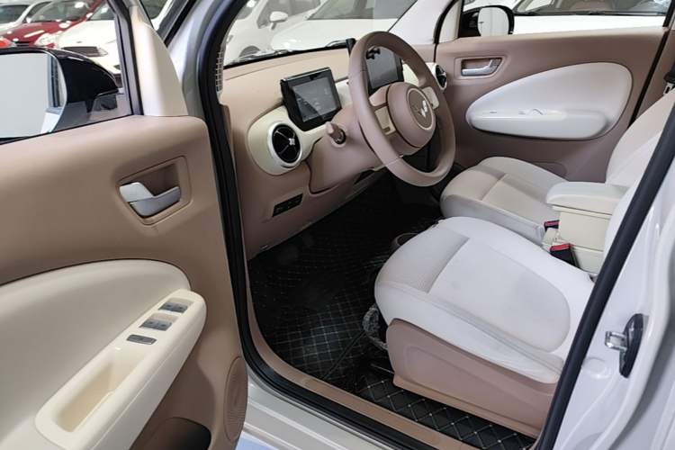 Used Wuling Hongguang MINIEV 2025 Four-Door Version Premium Edition Driver Seat